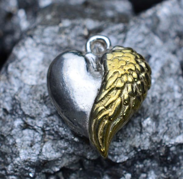 Сребърен медальон 925 „Ангелско сърце“ – символ на обич и закрила