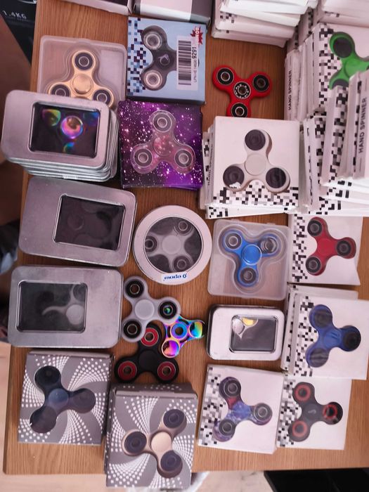 Pachet aprox. 140 buc jucarii Antistress Fidget Spinner diverse modele