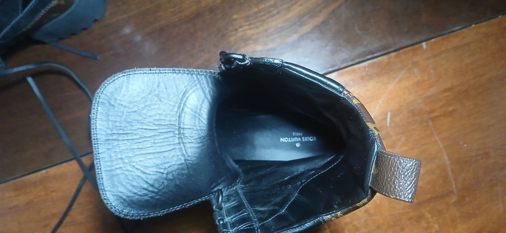 Lui Vuitton Laureate Desert Boot).