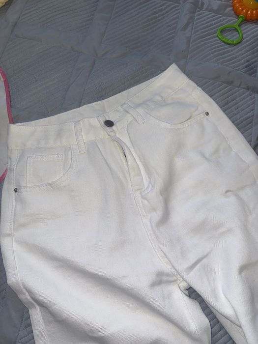 белые новые джинсы