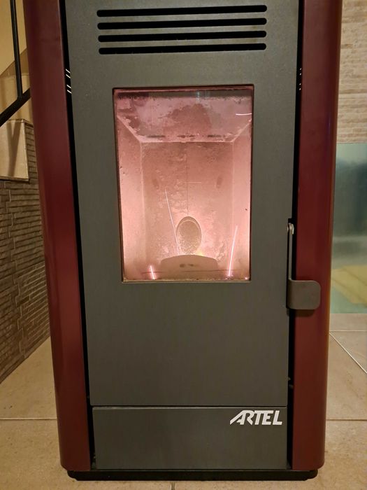 Италианска суха пелетна камина ARTEL FIREPLUS 8 kW (Бордо) – С документи!
