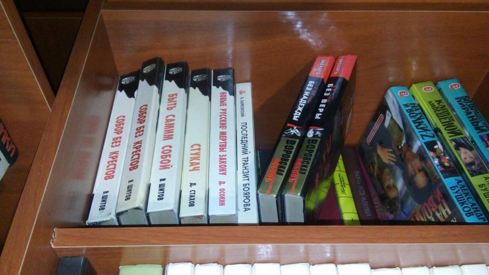 Продам книги детективные романы