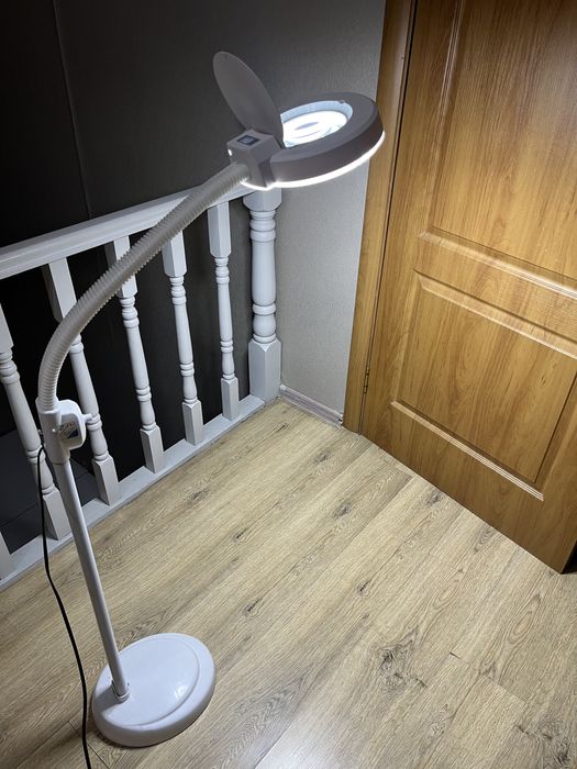 Лампа-лупа косметологическая