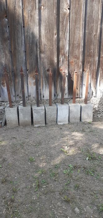 Vind opt stalpisori, montati in ciment, pentru doua locuri de veci.