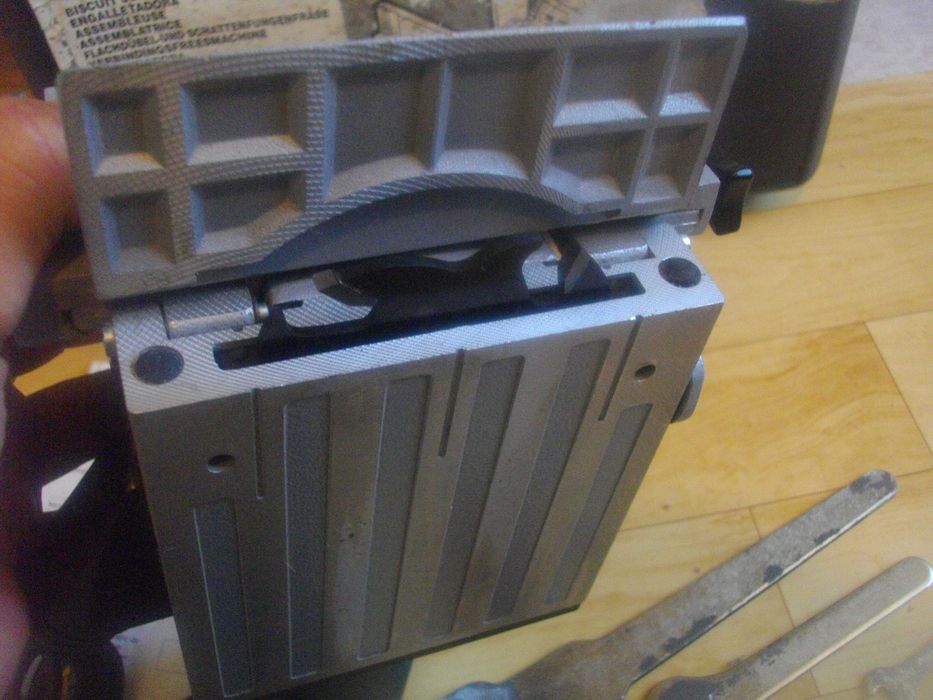 Нова испанска бисквит машина фреза мебелни сглобки 710W CASALS Нов немски ел. поялник 200W Швейцарско ел. длето шабър за стъргане 180W BOSCH  PSE180E