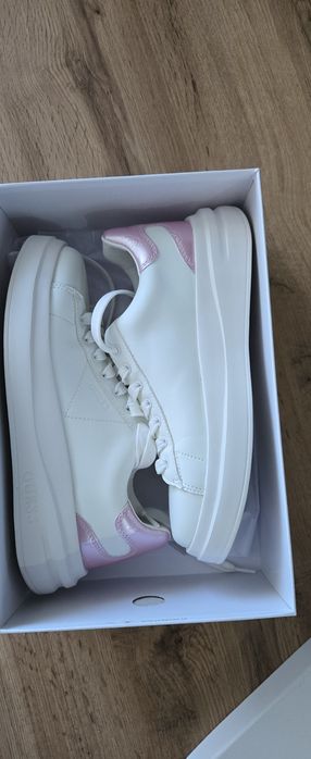 Бели кецове Guess