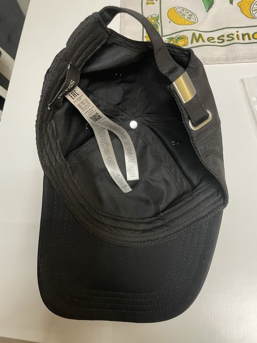 Шапка с козирка guess