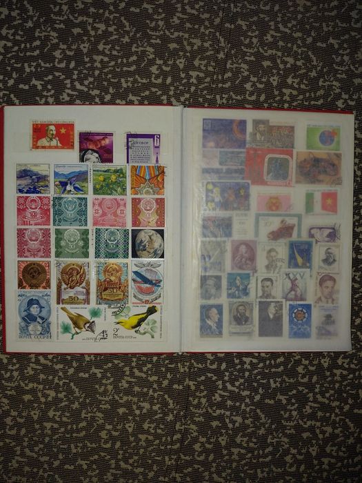 Vând 8 clasoare de timbre