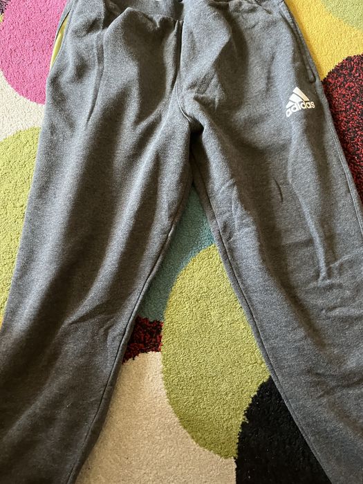 Vând pantaloni de bumbac Adidas
