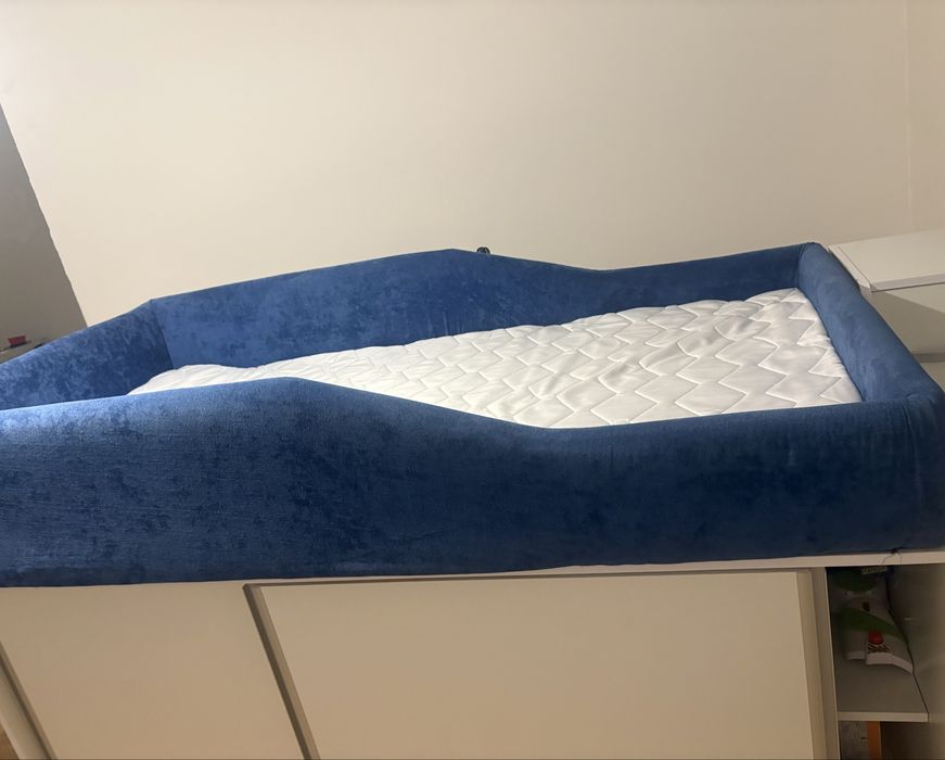 Pat tapitat pentru copii cu spatiu de depozitare