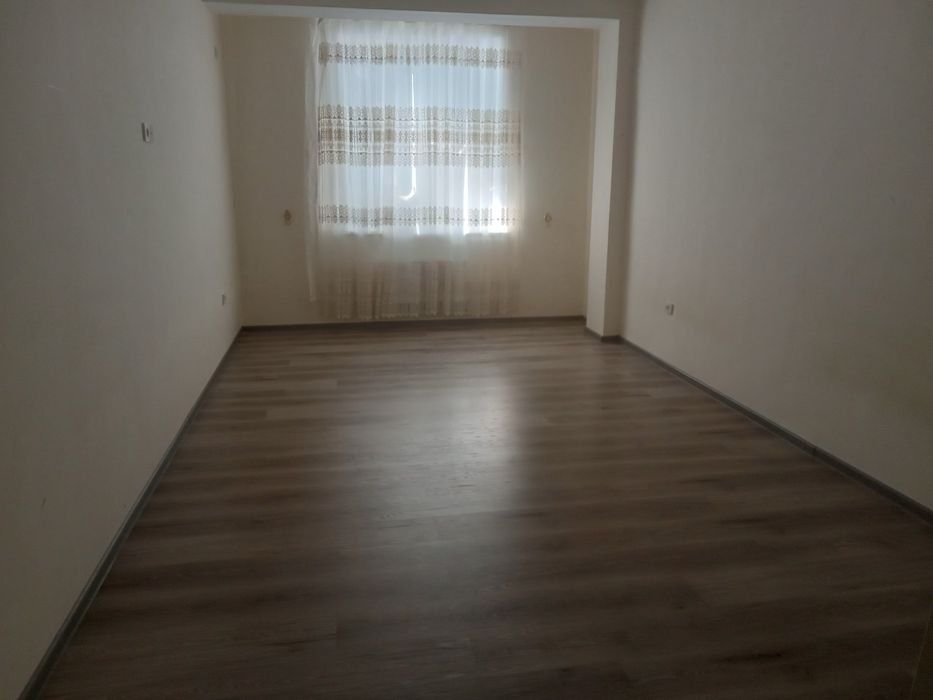 Goliston shaxar 2 mavzeda honadon sotiladi.