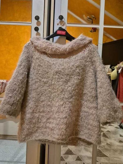Pulover fluffy off shoulder Avenue Foch 36/38 gri roz cozy nou
