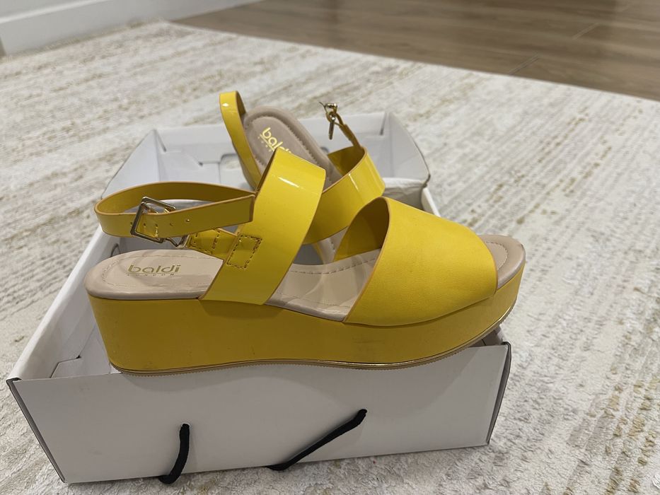 Сандалии на платформе