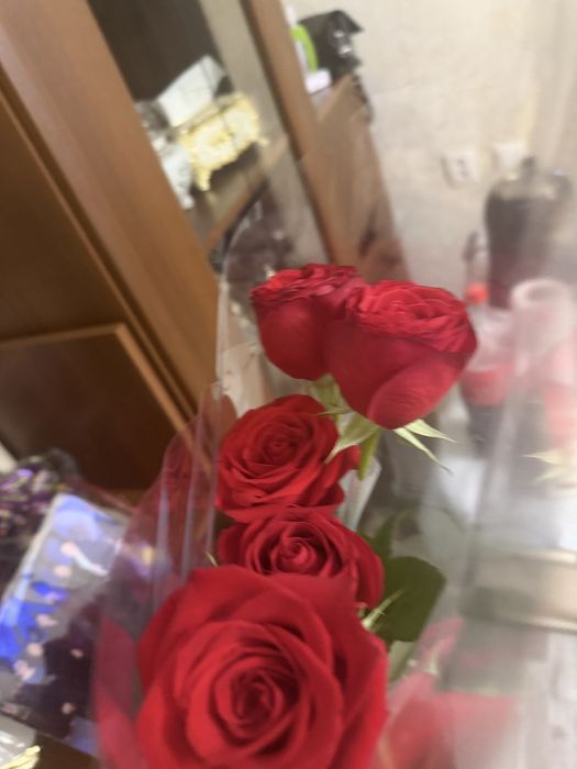 Цветы свежие. Тюльпаны, розы