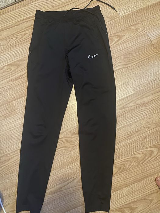 Pantaloni nike, noi