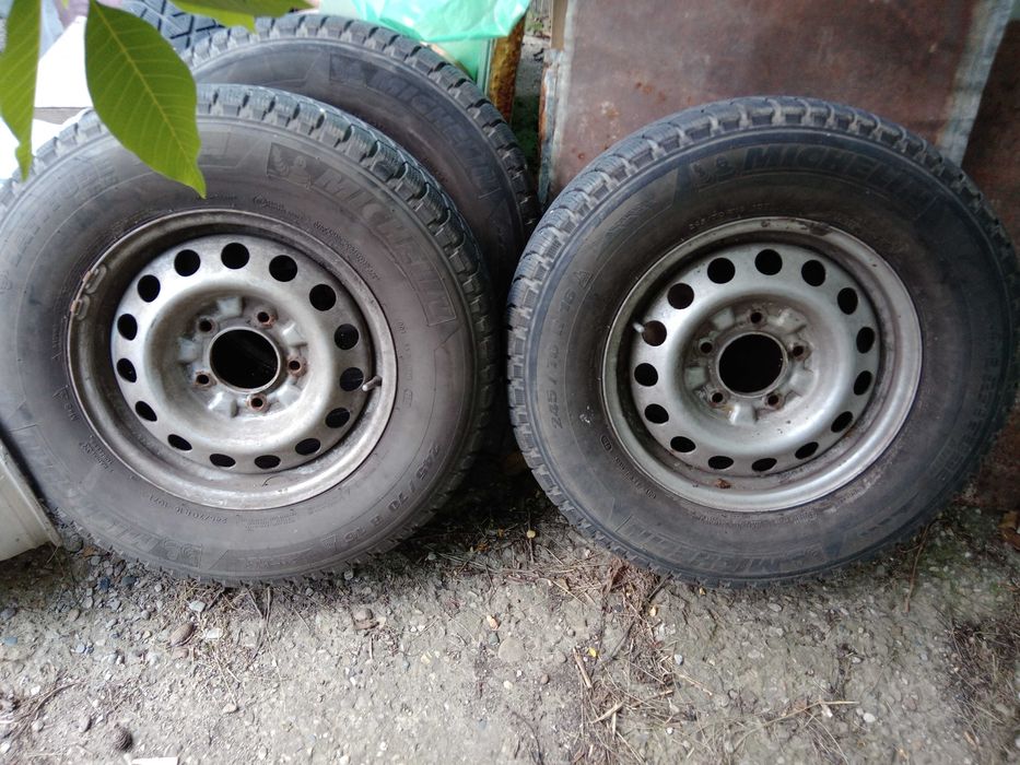 Vand jenti tabla si cauciucuri iarna 245/70/16 - 4 buc