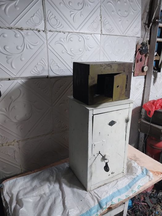 Продам два сейфа
