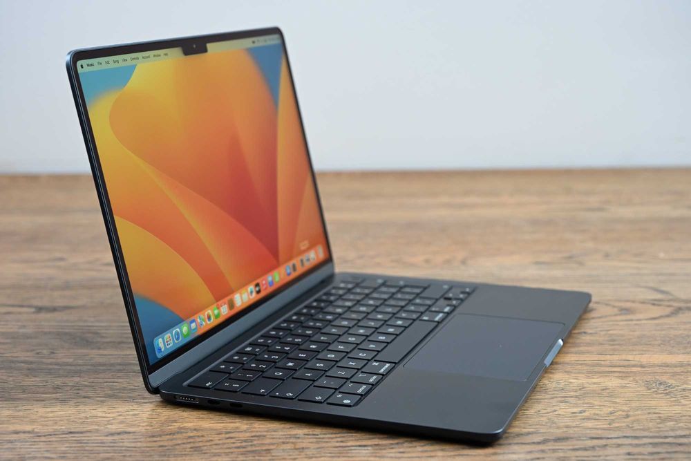 MacBook Air 13″ M2 / 16 GB RAM / 256 GB SSD /neutilizat, 5 cicluri bat