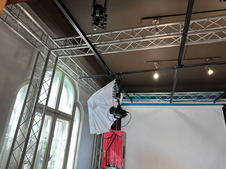 SCHELA PENTRU EXPOZITII,EVENIMENTE,STUDIO FOTO cu bare pentru pantografe,2 pantografe incluse,findaluri si suport