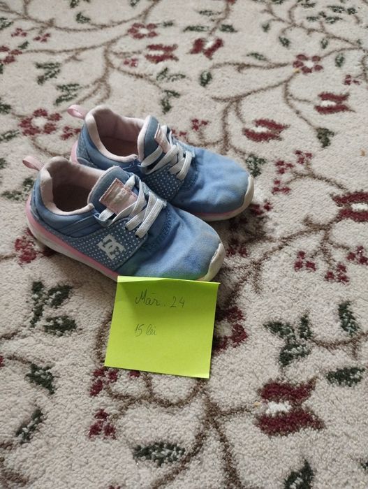 Papuci diferite marimi