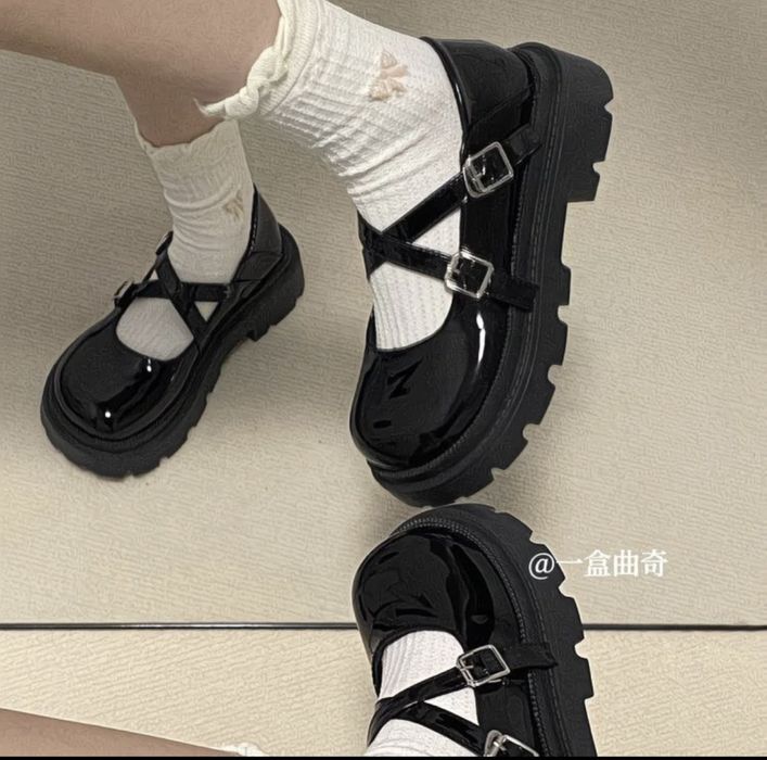 Новые туфли на девочку, на размер маломерят.