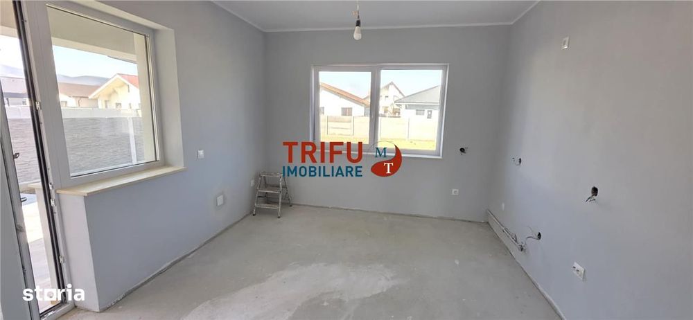 Case de vânzare în diferite stadii de construcție