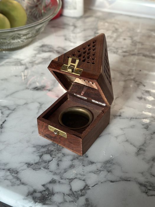 Деревянная бахурница / Yog’ochdan yasalgan baxur