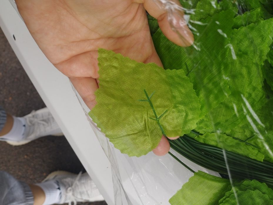 Искусственные листья, виноград и плющ