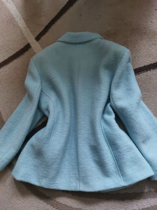 Haina noua din stofa de lana, o culoare de vis, eleganta clasica