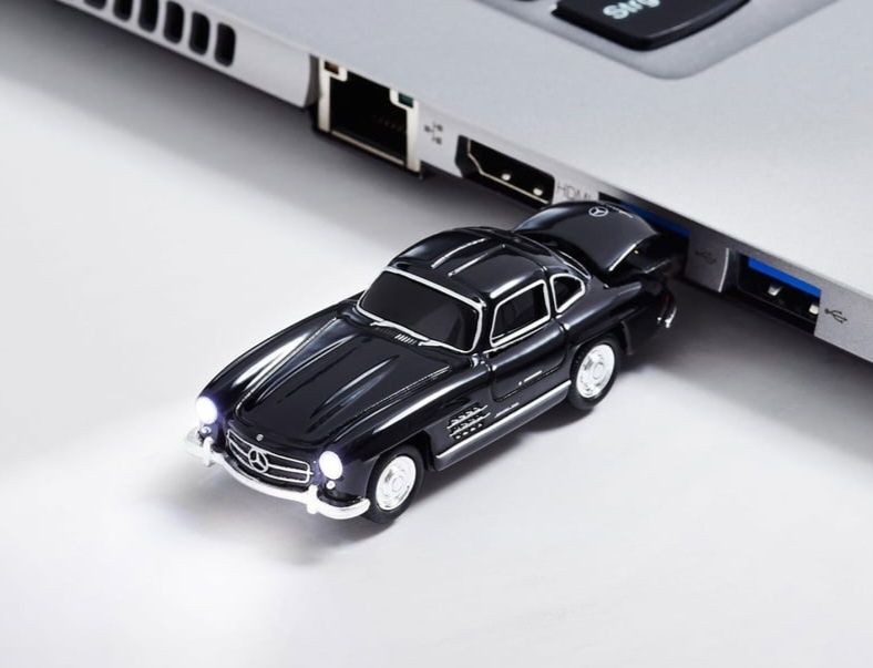 Фен артикули на Mercedes: флашка, ключодържател и лятна шапка