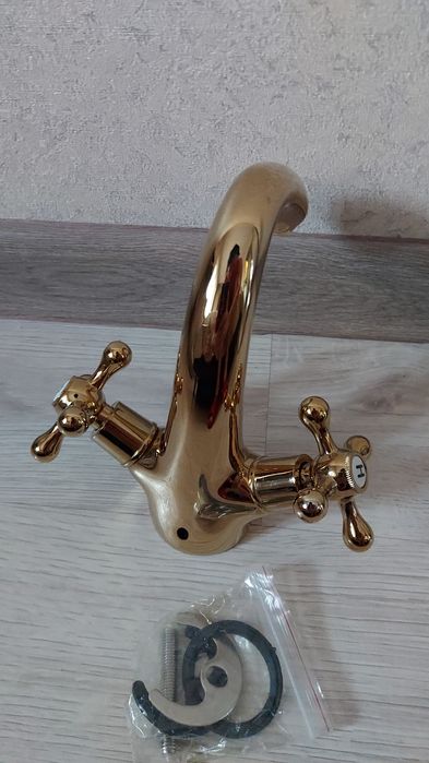 Смесители разные для ванны и кухни