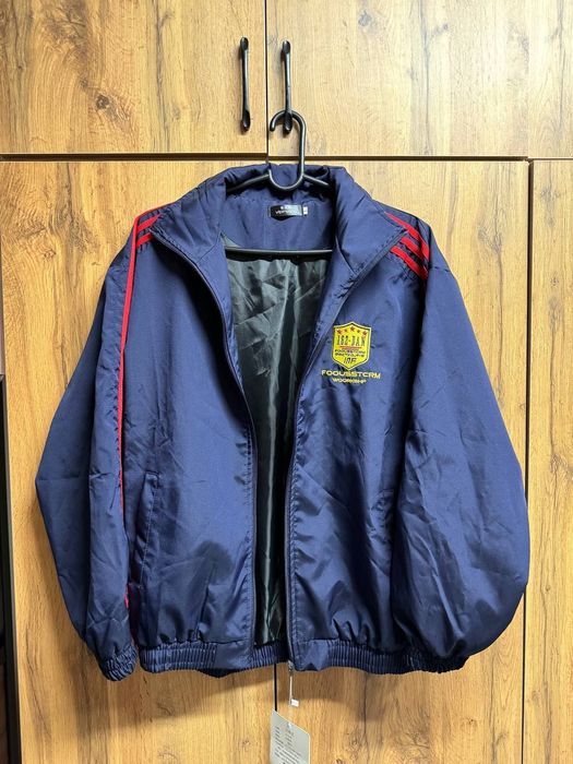 ветровка в спортивном стиле