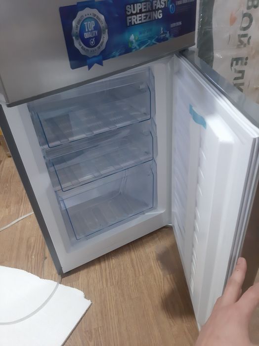 Холодильник "aucma"