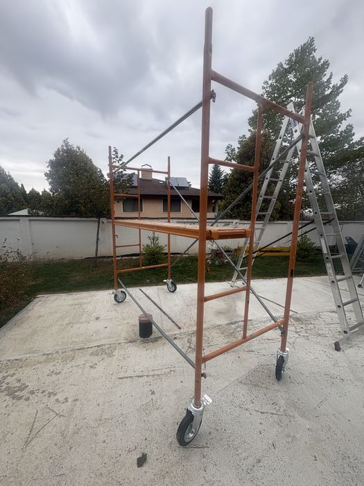 Мобилно скеле и стълба