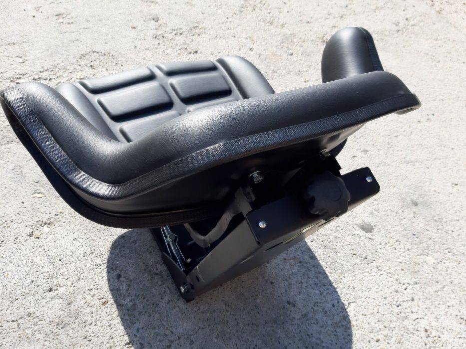 Scaun de tractor cu prindere universala si triplu reglaj