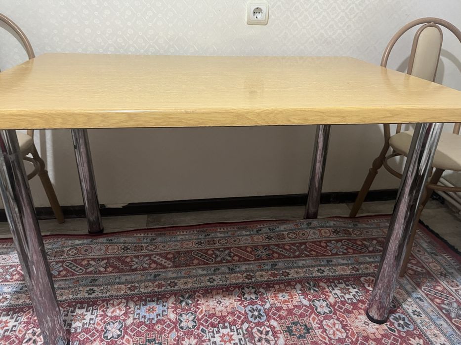 Обеденный стол в очень хорошем состояний