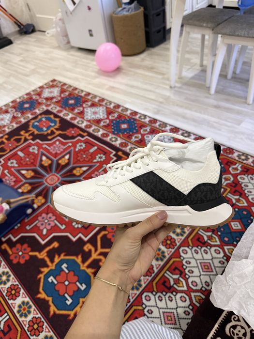 Продам кроссовки Michael Kors новые