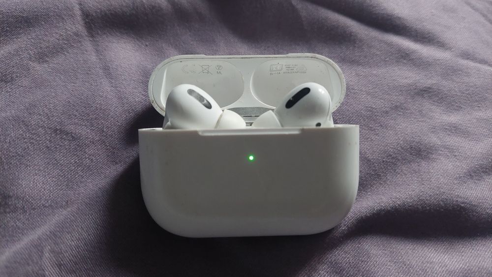 AirPods PRO вторые с чехлом