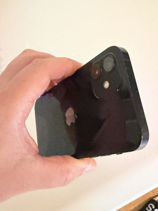 İphone 12 телефонът е добро състояние