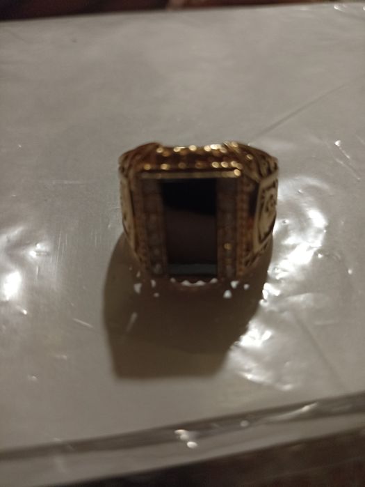 Золотая печатка с черным камнем