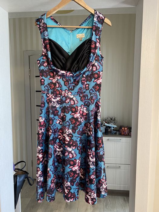 Продам Платья размер M и L