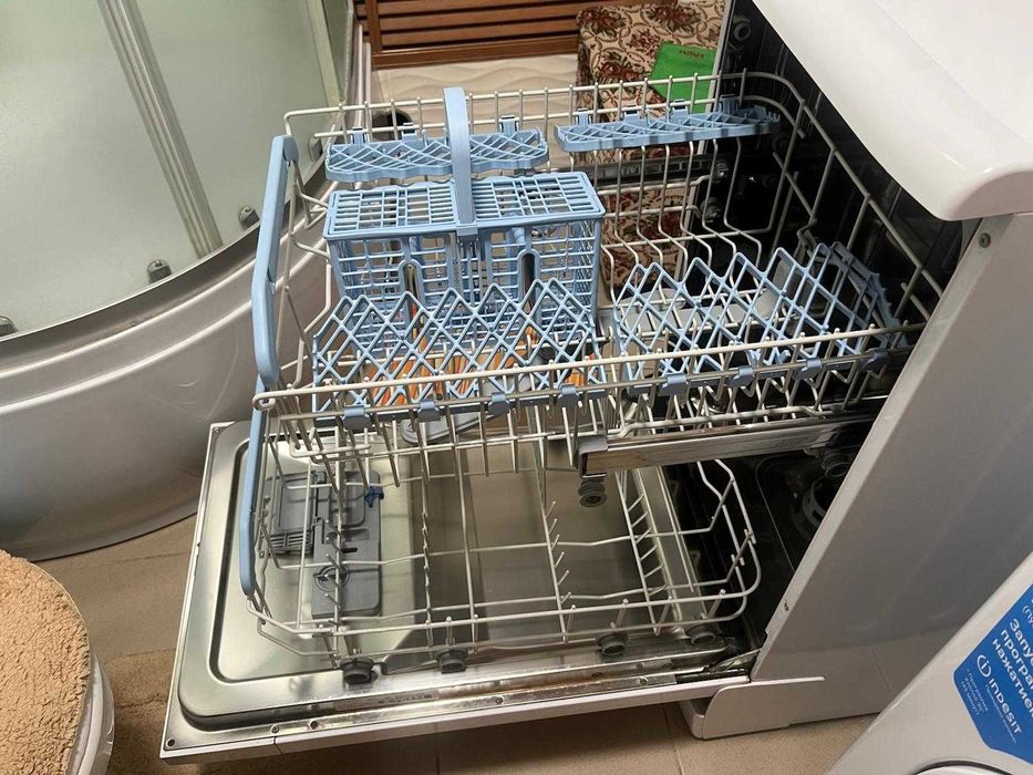 Посудомоечная машина Indesit DSG 573