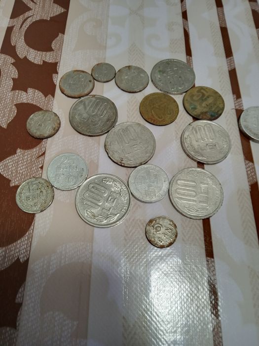 Vind monede vechi și bagnotă de 500 lei
