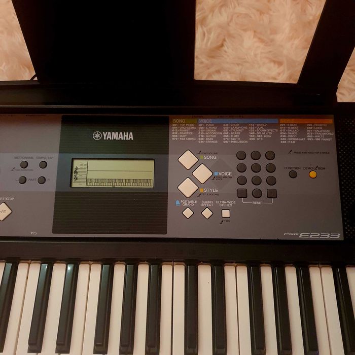 Синтезатор YAMAHA PSR-E233