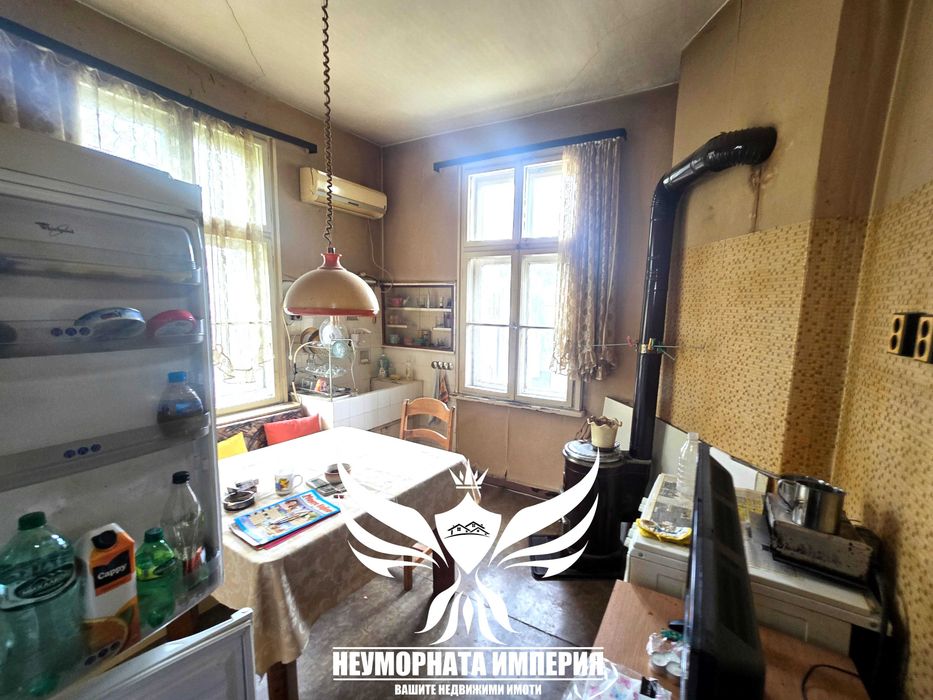 Продавам тристаен апартамент РЗП 172кв.м.на втори етаж с изба и таван в гр.Пловдив, широк център