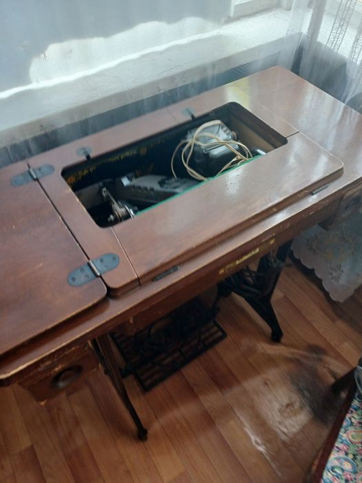Продаётся  Швейная машинка.