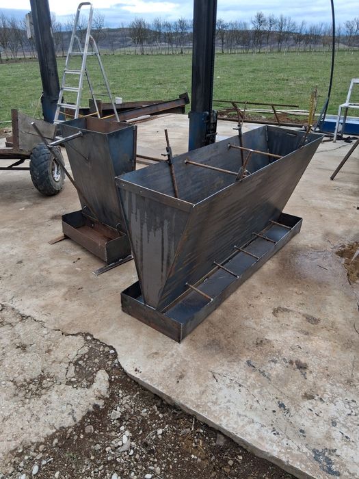 Hrănitori din metal pentru animale