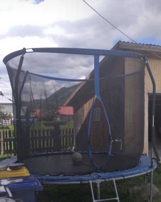 Vând trambulină mare