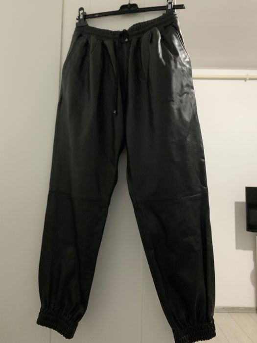 Pantaloni de piele