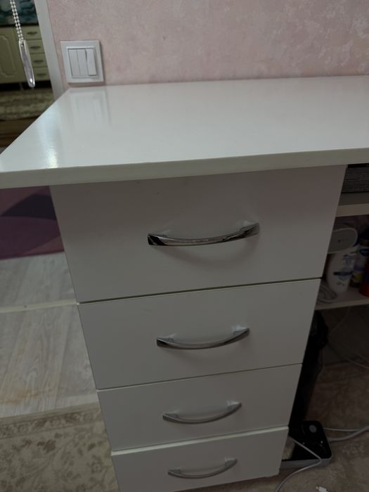 Стол в белом цвете, в идеальном состоянии